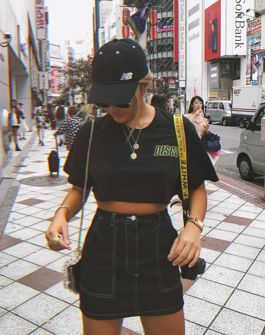 Super Cropped Black Tee in Disco Embro